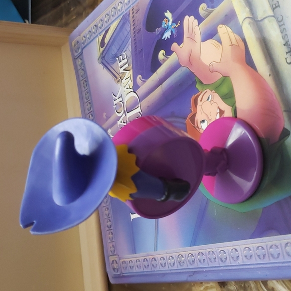 Disney Hunchback of NotreDame book and McDonald's toys - Picture 9 of 16